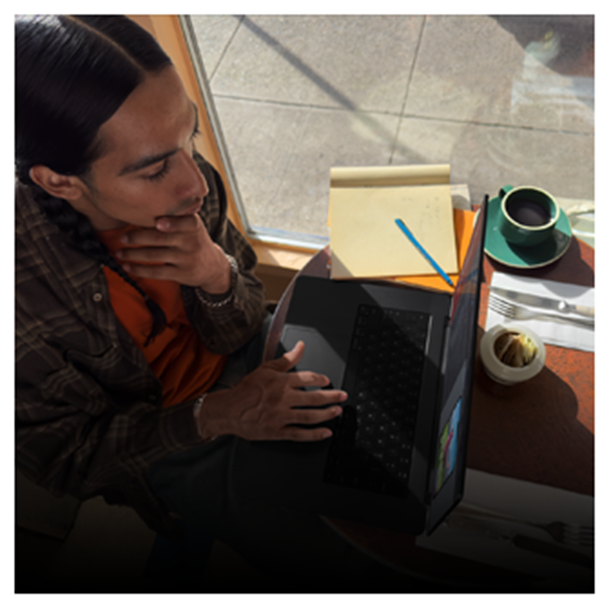 Persoană care lucrează la un MacBook Pro deconectat într-o cafenea