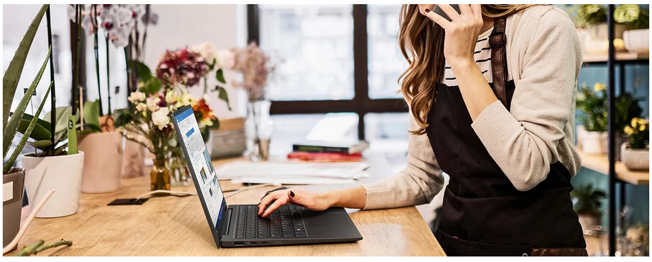 O femeie care face multitasking cu usurita pentru ca foloseste laptopul Lenovo Carbon X1 Gen 12